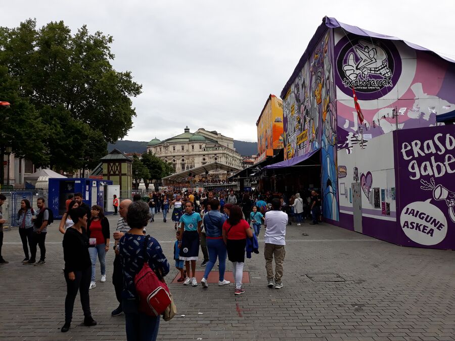 Ambiente de calle durante la Aste Nagusia de Bilbao