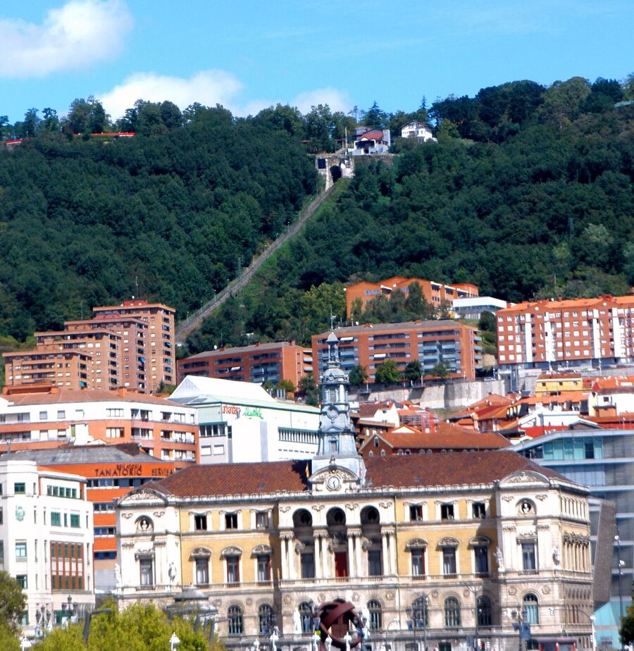 La ría de Bilbao con el ayuntamiento al fondo