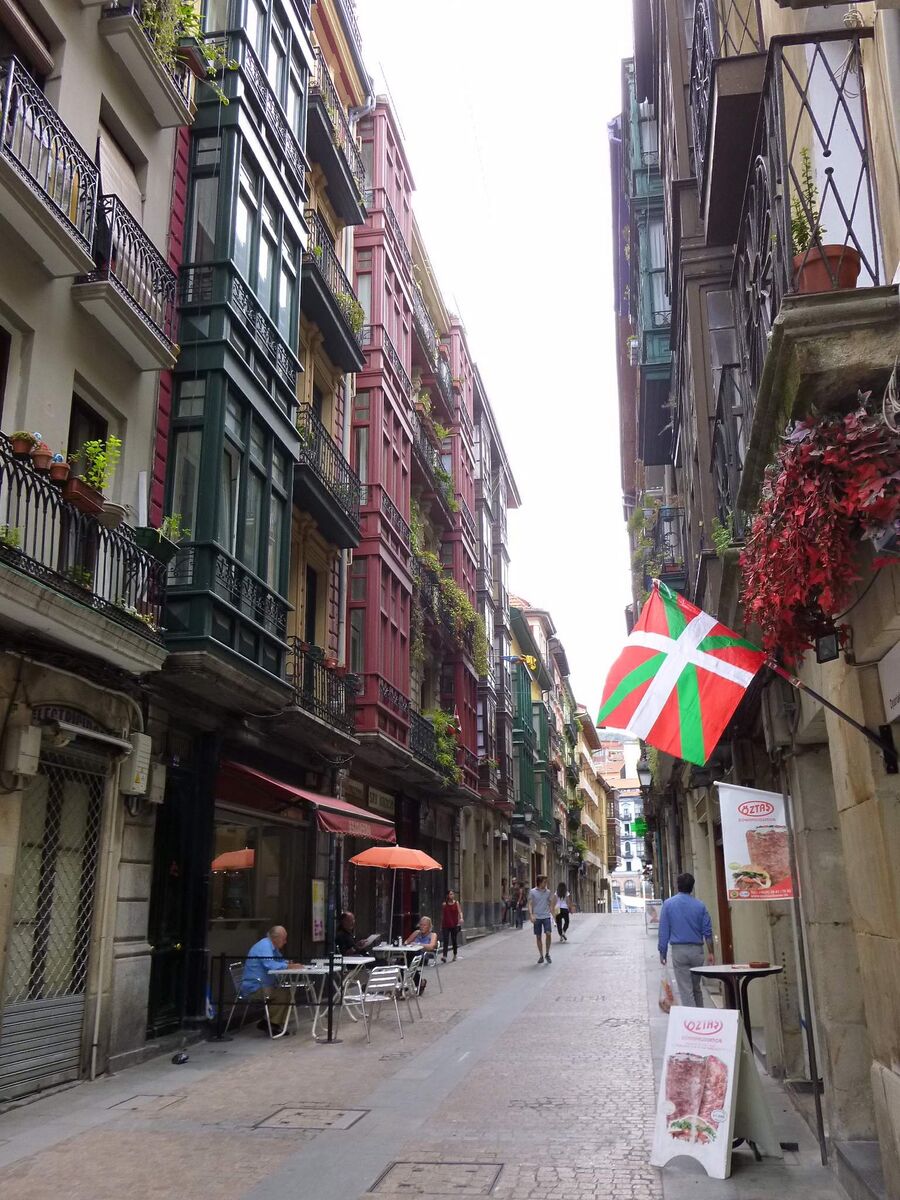 Calle estrecha del Casco Viejo de Bilbao