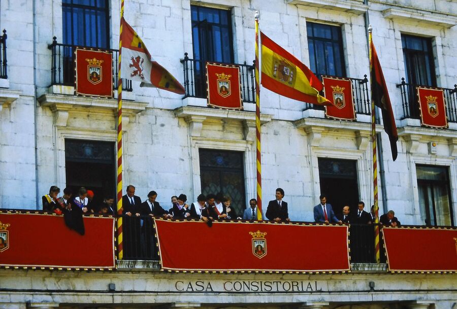Ayuntamiento de Burgos engalanado durante las fiestas de San Pedro