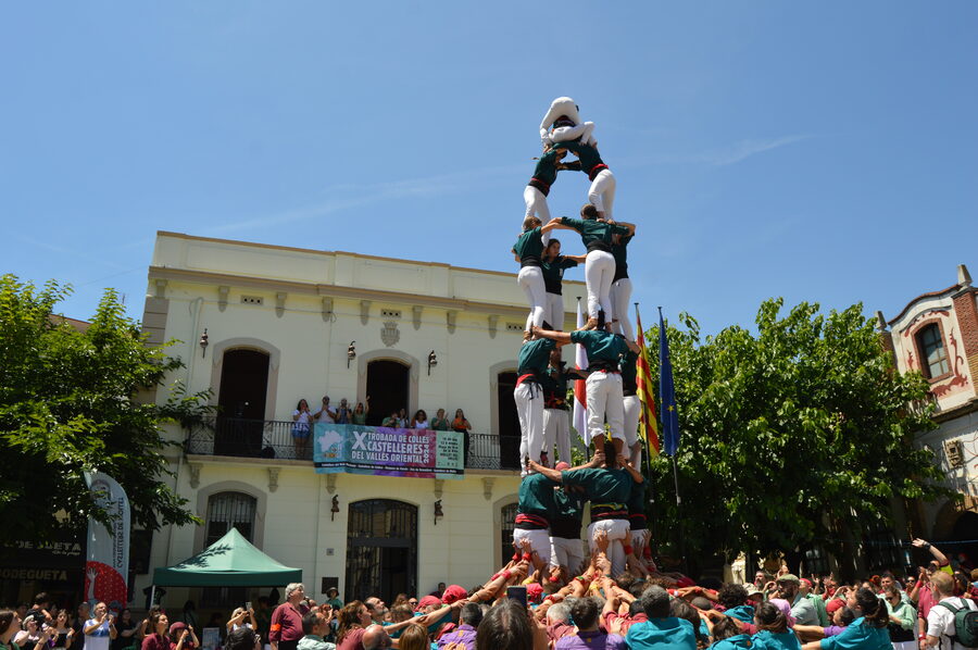 Castell de varios pisos levantado en una plaza durante una concentración de colles