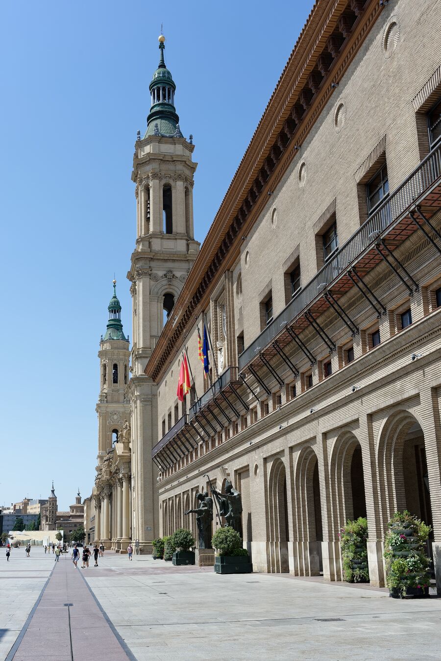 Basílica del Pilar de Zaragoza junto al Ebro