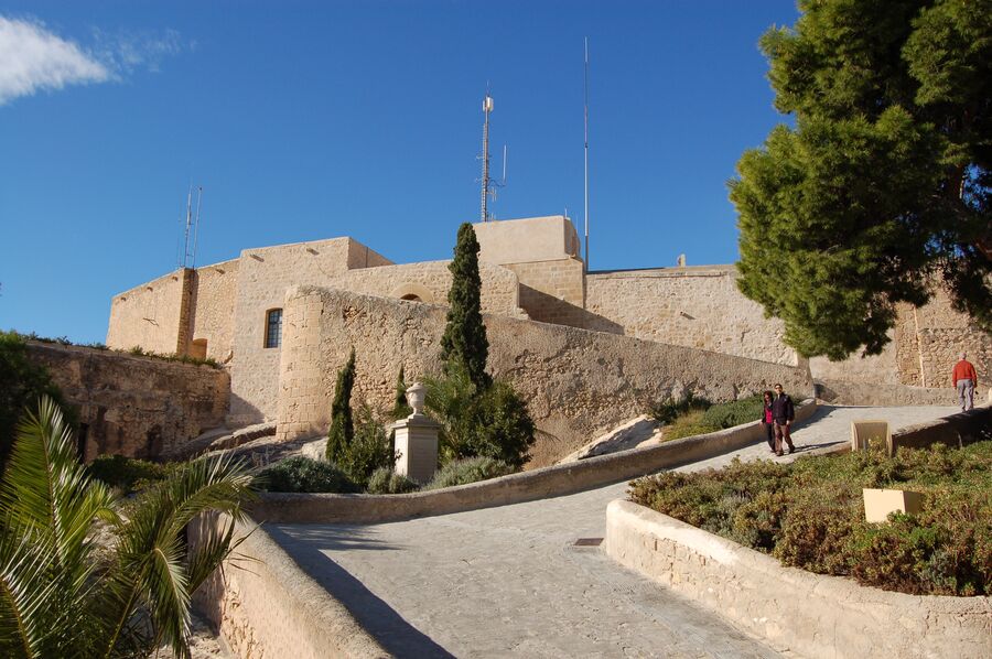 Castillo de Santa Bárbara de Alicante sobre el monte Benacantil
