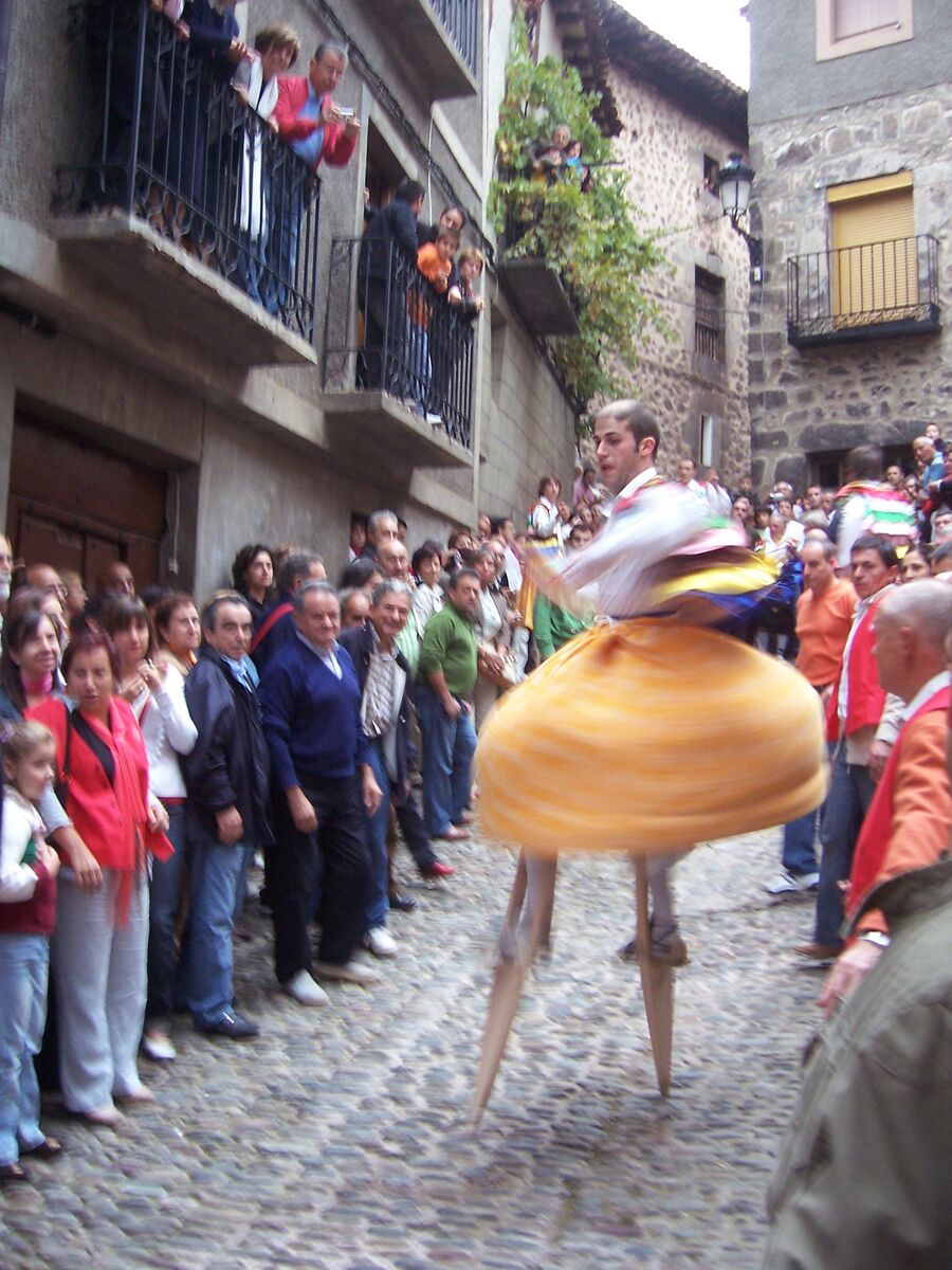 Danzadores de Anguiano sobre zancos durante la danza