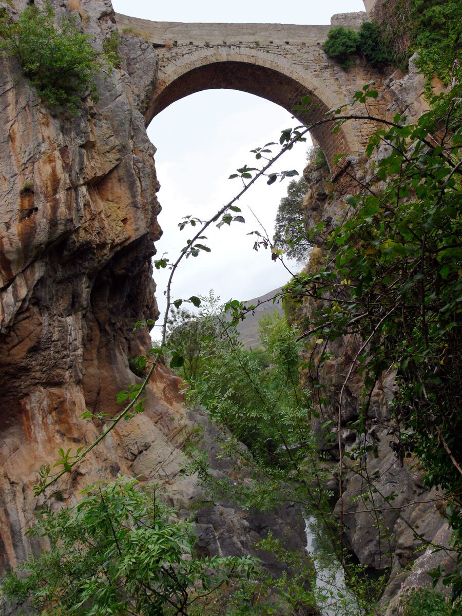 Puente Madre de Dios sobre el río Najerilla, en Anguiano