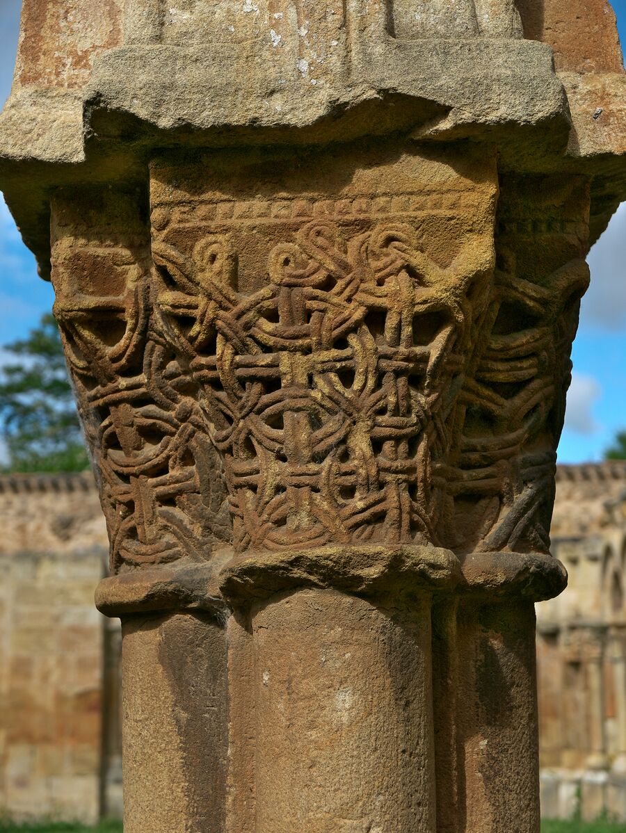 Capitel del claustro de San Juan de Duero, en Soria