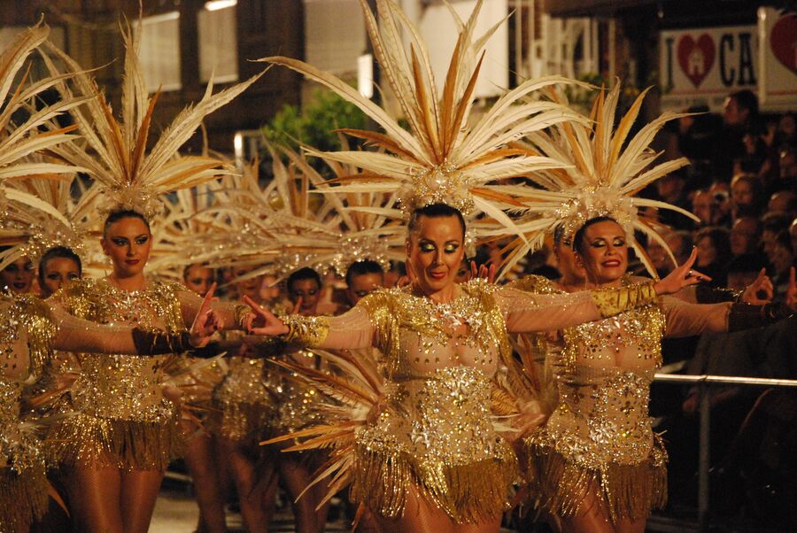 Desfile de carnaval en Águilas con comparsas y público en la calle