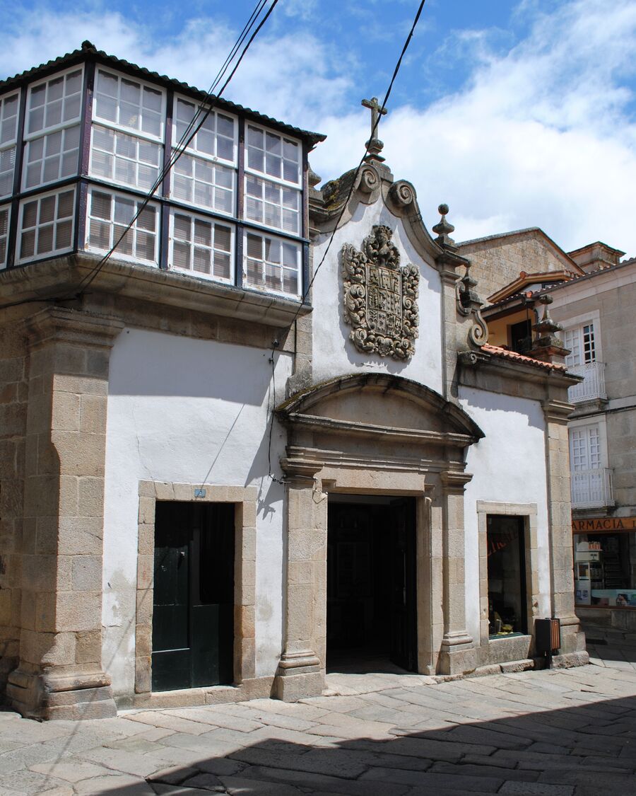 Calle del casco histórico de Allariz con edificios de piedra