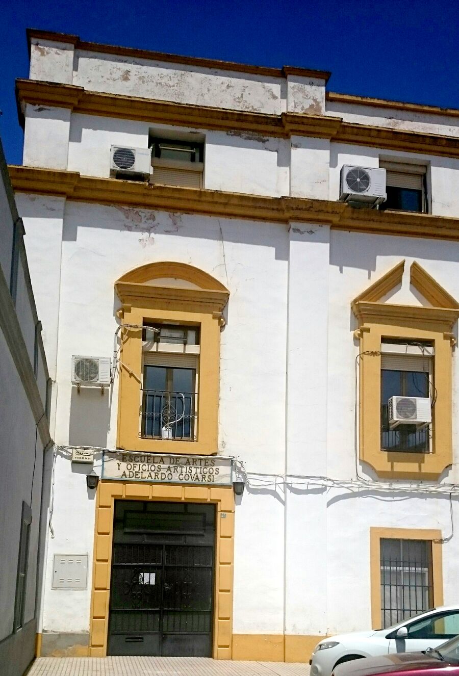 Fachada de la Escuela de Artes y Oficios de Badajoz