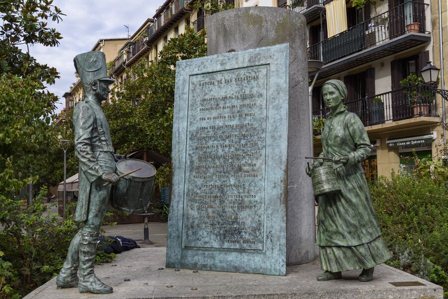 Conjunto escultórico dedicado a la Tamborrada en San Sebastián