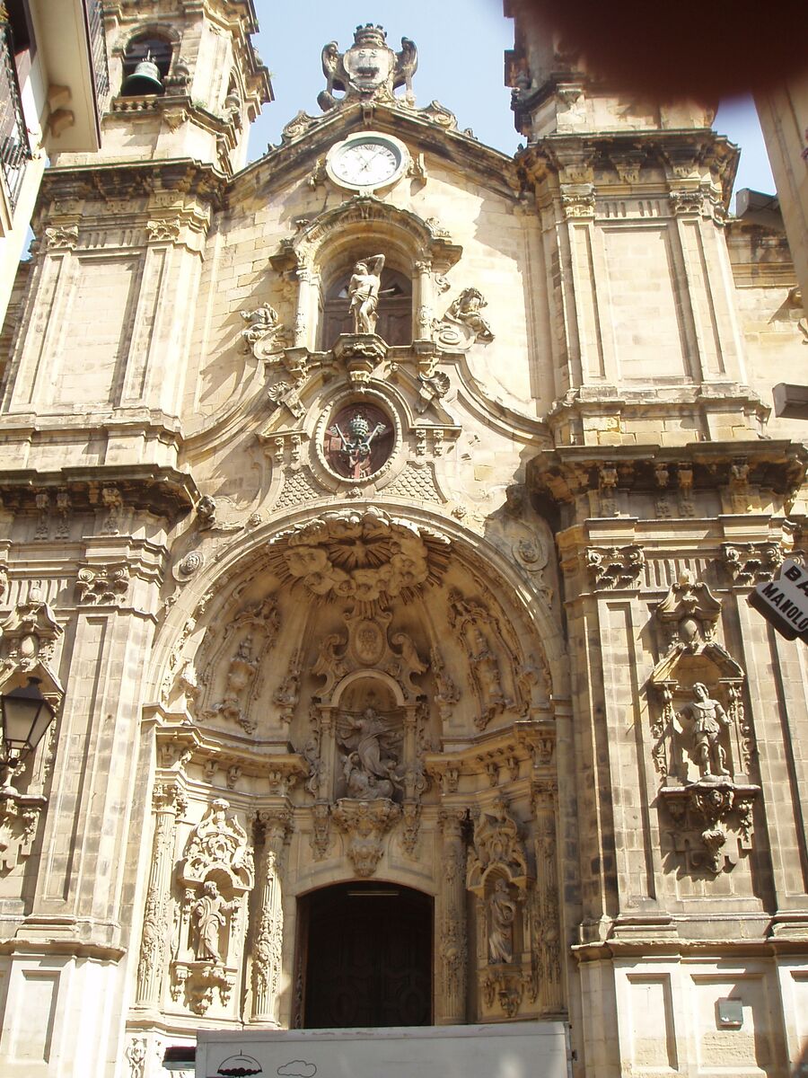 Calle de la Parte Vieja de San Sebastián con la iglesia al fondo