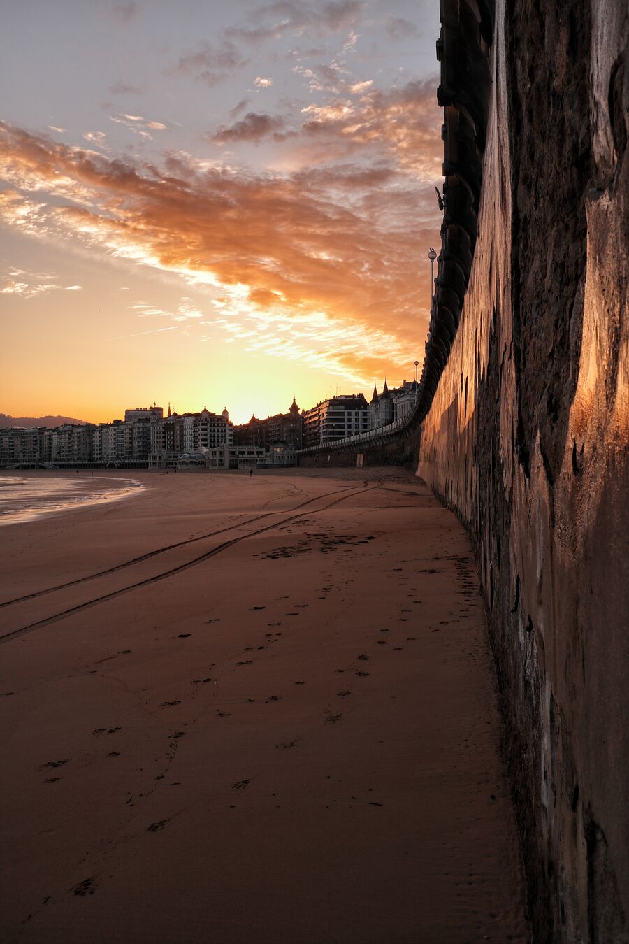 Amanecer sobre la playa de la Concha en San Sebastián