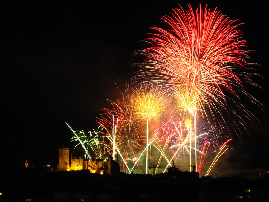 Fuegos artificiales sobre la catedral de Huesca durante las fiestas de San Lorenzo