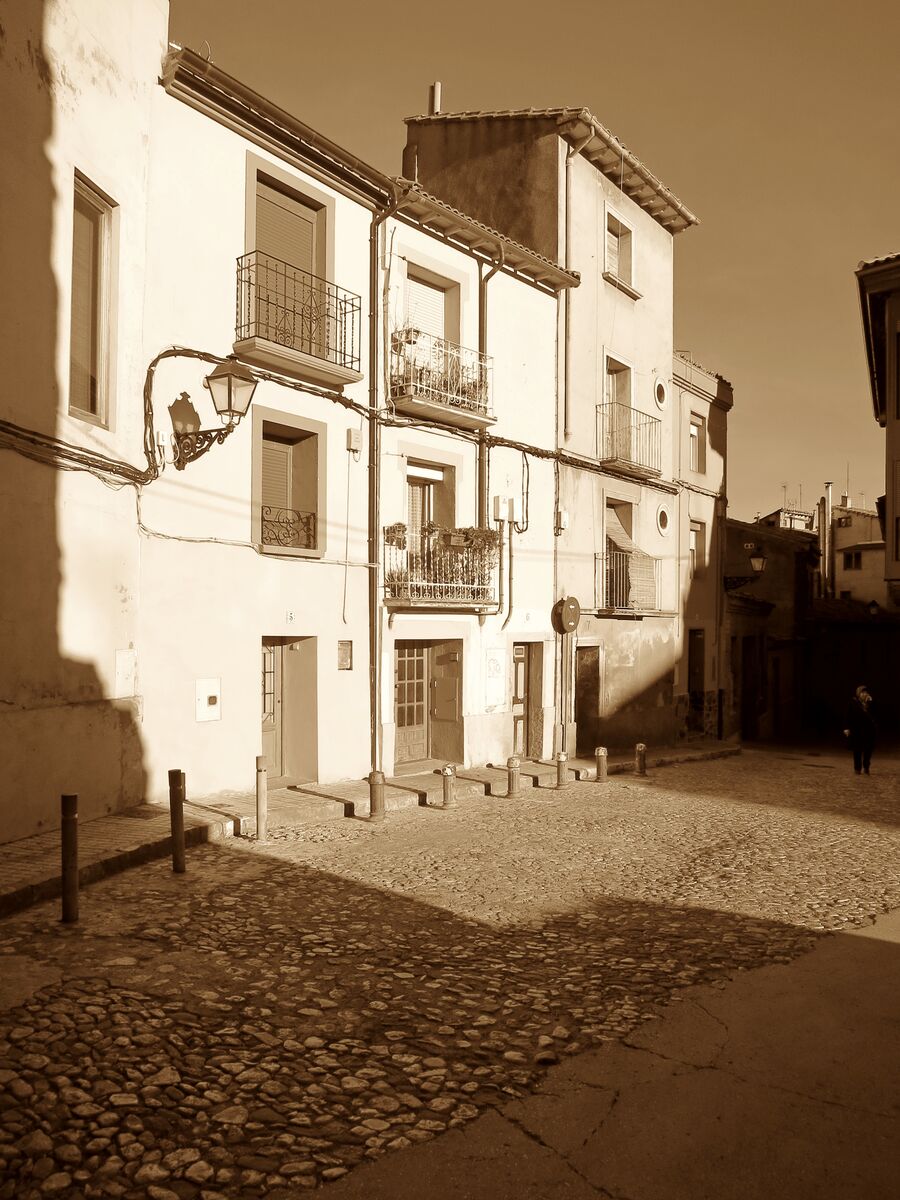 Calle del casco antiguo de Huesca con edificios de piedra