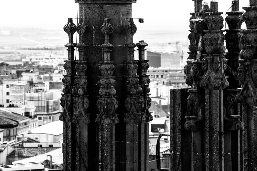 Vista de Huesca con las agujas de la catedral en primer plano
