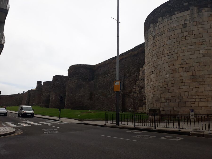 Tramo de la muralla romana de Lugo con sus cubos y el paseo superior