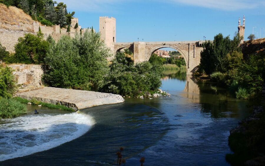 Vista de Toledo desde el puente de Alcántara sobre el Tajo