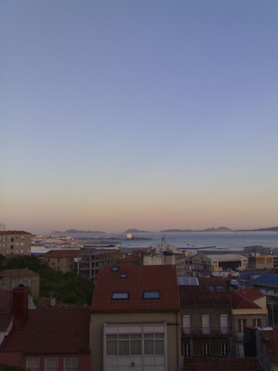 Amanecer sobre el puerto de Vigo y su ría